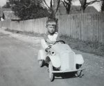 Teil 2 Kittelberger Alfred mit Kinderauto 1944 45 gebaut von Fa Kitt Höchst (Large).jpg